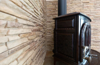 薪ストーブに癒やされるモダン・ロッジ風の開放的な住まい - カマダの家 - 薪ストーブ