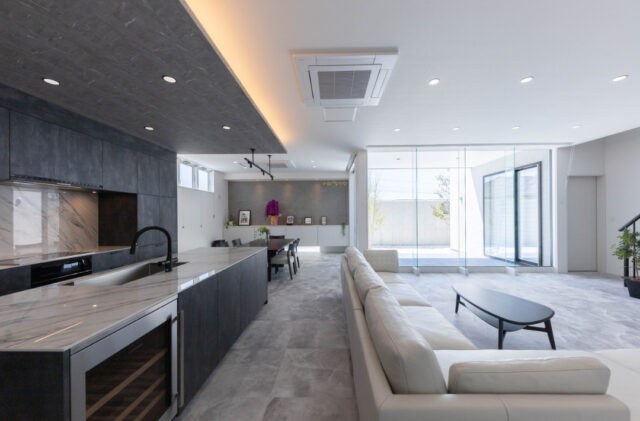 光と風が織りなすホテルライクなプライベートリゾート邸宅 - カマダの家 - LDK