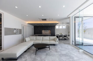 光と風が織りなすホテルライクなプライベートリゾート邸宅 - カマダの家 - リビング