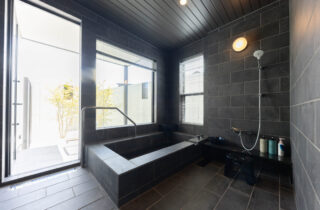 光と風が織りなすホテルライクなプライベートリゾート邸宅 - カマダの家 - 内湯