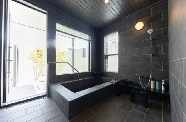 光と風が織りなすホテルライクなプライベートリゾート邸宅 - カマダの家 - 内湯