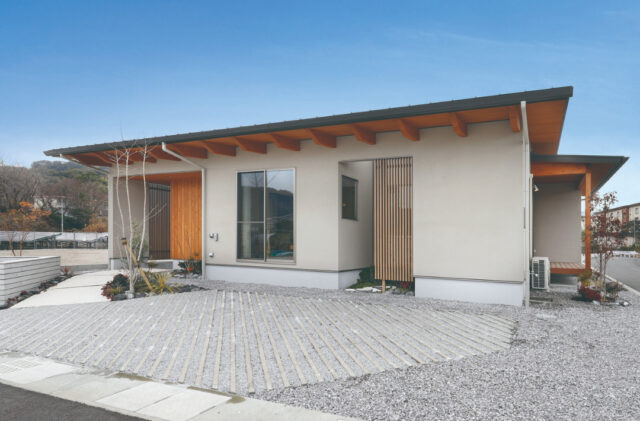 木を贅沢にあしらった温もりあふれる和モダン平屋 - カマダの家 - 外観