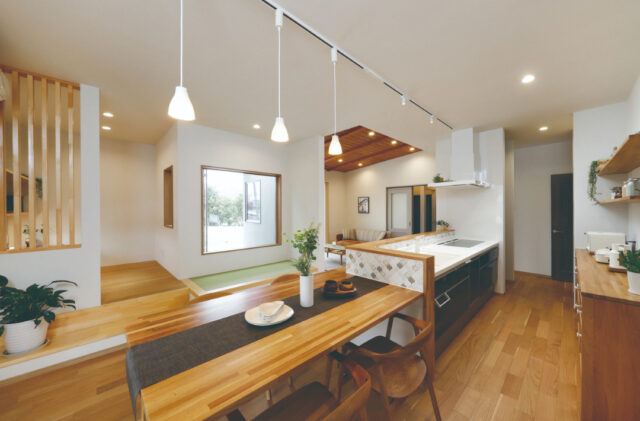 木を贅沢にあしらった温もりあふれる和モダン平屋 - カマダの家 - LDK