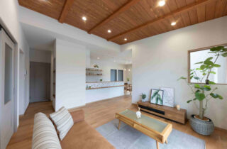 木を贅沢にあしらった温もりあふれる和モダン平屋 - カマダの家 - リビング