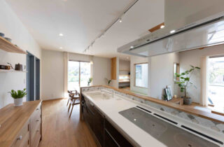 木を贅沢にあしらった温もりあふれる和モダン平屋 - カマダの家 - キッチン