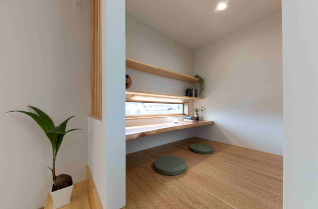 木を贅沢にあしらった温もりあふれる和モダン平屋 - カマダの家 - ワークスペース