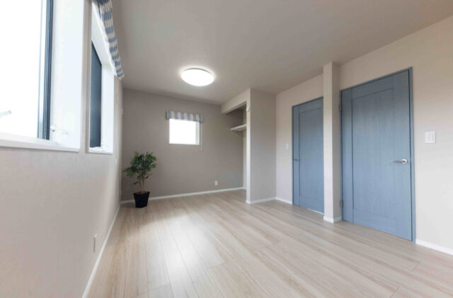 木を贅沢にあしらった温もりあふれる和モダン平屋 - カマダの家 - 洋室