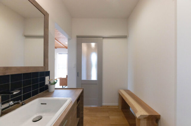 木を贅沢にあしらった温もりあふれる和モダン平屋 - カマダの家 - 洗面スペース