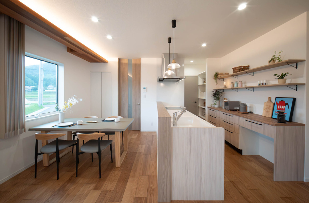 深緑の外装とグレーのアクセントが映える北欧モダン×大人カジュアルな平屋 - カマダの家 - ダイニング・キッチン