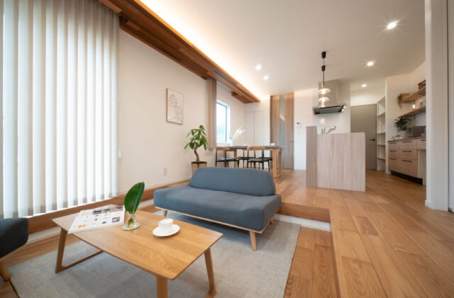 深緑の外装とグレーのアクセントが映える北欧モダン×大人カジュアルな平屋 - カマダの家 - リビング