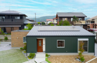 深緑の外装とグレーのアクセントが映える北欧モダン×大人カジュアルな平屋 - カマダの家 - 外観