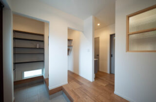 深緑の外装とグレーのアクセントが映える北欧モダン×大人カジュアルな平屋 - カマダの家 - 玄関