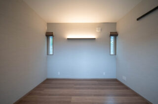 深緑の外装とグレーのアクセントが映える北欧モダン×大人カジュアルな平屋 - カマダの家 - 洋室