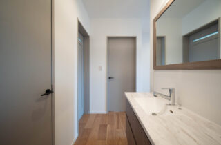 深緑の外装とグレーのアクセントが映える北欧モダン×大人カジュアルな平屋 - カマダの家 - 洗面スペース