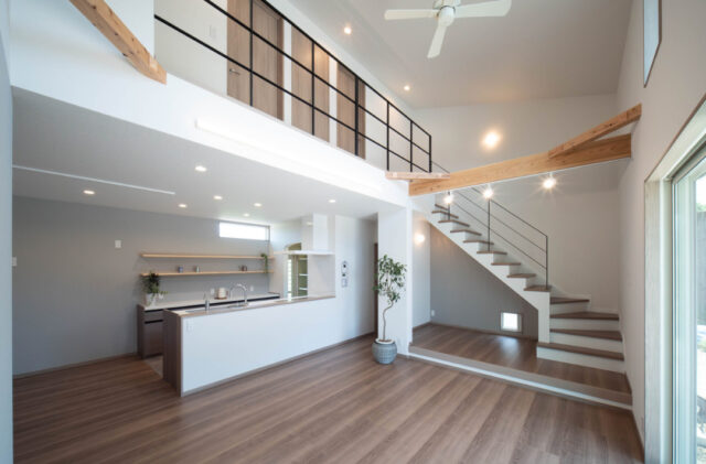 三層の外観と吹き抜けで魅せる木の質感に包まれた機能美あふれる住まい - カマダの家 - LDK