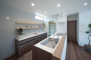 三層の外観と吹き抜けで魅せる木の質感に包まれた機能美あふれる住まい - カマダの家 - キッチン