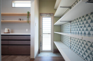 三層の外観と吹き抜けで魅せる木の質感に包まれた機能美あふれる住まい - カマダの家 - キッチン収納