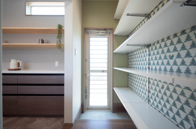 三層の外観と吹き抜けで魅せる木の質感に包まれた機能美あふれる住まい - カマダの家 - キッチン収納