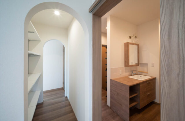 三層の外観と吹き抜けで魅せる木の質感に包まれた機能美あふれる住まい - カマダの家 - 洗面スペース