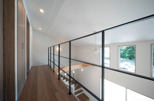 三層の外観と吹き抜けで魅せる木の質感に包まれた機能美あふれる住まい - カマダの家 - 吹き抜け