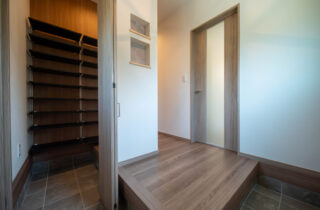 三層の外観と吹き抜けで魅せる木の質感に包まれた機能美あふれる住まい - カマダの家 - 玄関