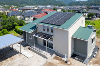 三層の外観と吹き抜けで魅せる木の質感に包まれた機能美あふれる住まい - カマダの家 - 外観