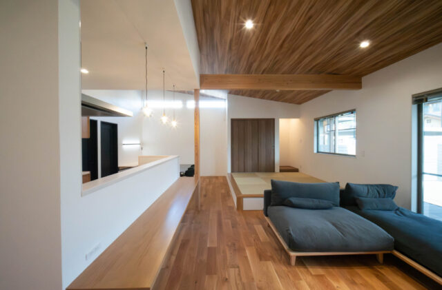 天然温泉と縁側を愉しめる日本の伝統美と現代の感性が融合する平屋 - カマダの家 - LDK