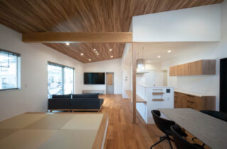 天然温泉と縁側を愉しめる日本の伝統美と現代の感性が融合する平屋 - カマダの家 - LDK