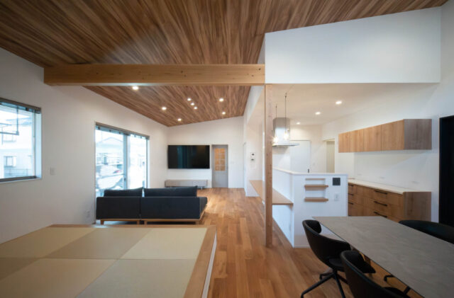 天然温泉と縁側を愉しめる日本の伝統美と現代の感性が融合する平屋 - カマダの家 - LDK