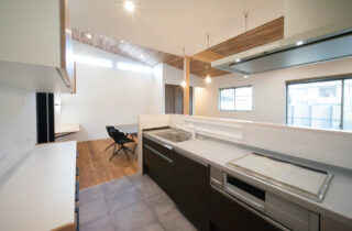 天然温泉と縁側を愉しめる日本の伝統美と現代の感性が融合する平屋 - カマダの家 - キッチン