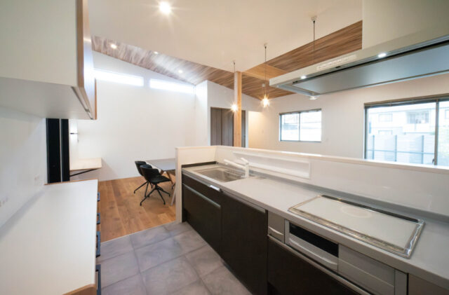 天然温泉と縁側を愉しめる日本の伝統美と現代の感性が融合する平屋 - カマダの家 - キッチン