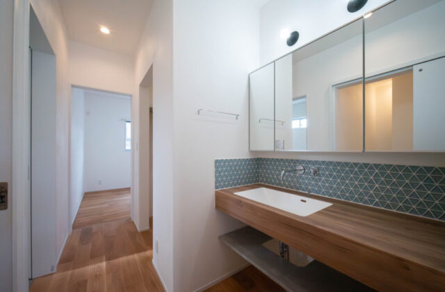 天然温泉と縁側を愉しめる日本の伝統美と現代の感性が融合する平屋 - カマダの家 - 洗面スペース