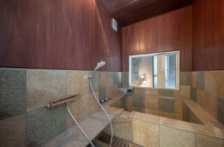 天然温泉と縁側を愉しめる日本の伝統美と現代の感性が融合する平屋 - カマダの家 - 浴室