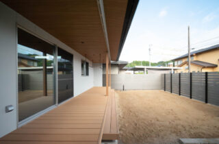 天然温泉と縁側を愉しめる日本の伝統美と現代の感性が融合する平屋 - カマダの家 - 外構