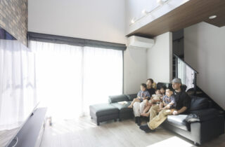 吹き抜けのあるカジュアルモダンな2階建て - 国分ハウジング - リビング
