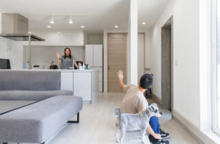 暮らしが外と内で広がる白基調で爽やかな平屋 - 国分ハウジング - LDK