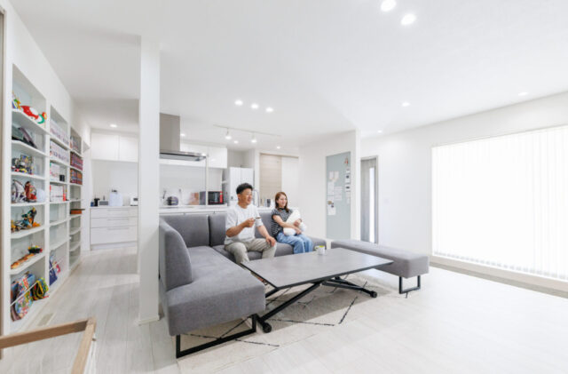 暮らしが外と内で広がる白基調で爽やかな平屋 - 国分ハウジング - リビング
