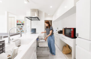 暮らしが外と内で広がる白基調で爽やかな平屋 - 国分ハウジング - キッチン