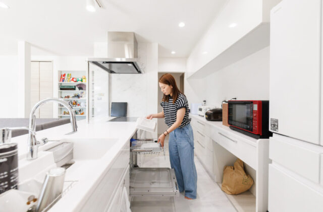 暮らしが外と内で広がる白基調で爽やかな平屋 - 国分ハウジング - キッチン