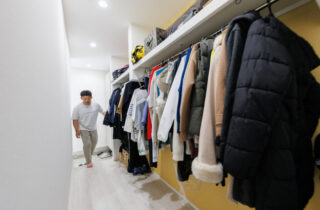 暮らしが外と内で広がる白基調で爽やかな平屋 - 国分ハウジング - 収納
