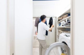 暮らしが外と内で広がる白基調で爽やかな平屋 - 国分ハウジング - ランドリールーム