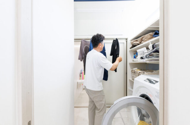 暮らしが外と内で広がる白基調で爽やかな平屋 - 国分ハウジング - ランドリールーム