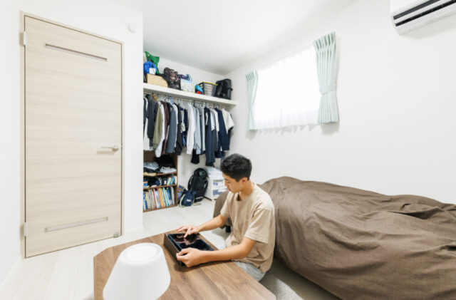 暮らしが外と内で広がる白基調で爽やかな平屋 - 国分ハウジング - 子ども部屋