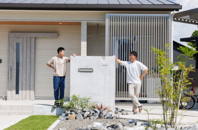 暮らしが外と内で広がる白基調で爽やかな平屋 - 国分ハウジング - 門柱