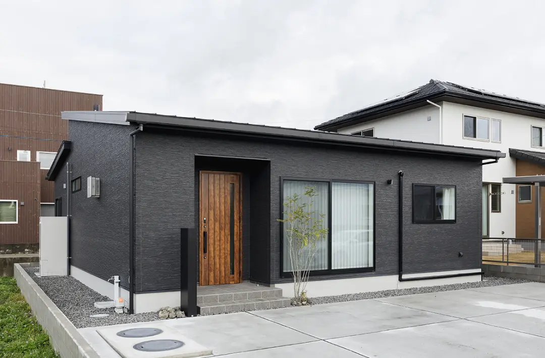 重厚感のある佇まいのシック×モダンな平屋｜注文住宅を鹿児島で建てる