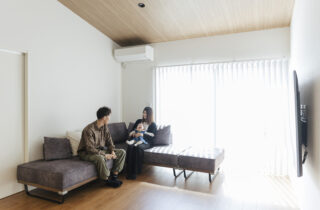 重厚感のある佇まいのシック×モダンな平屋 - 国分ハウジング - リビング