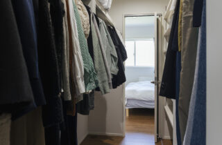 重厚感のある佇まいのシック×モダンな平屋 - 国分ハウジング - 収納