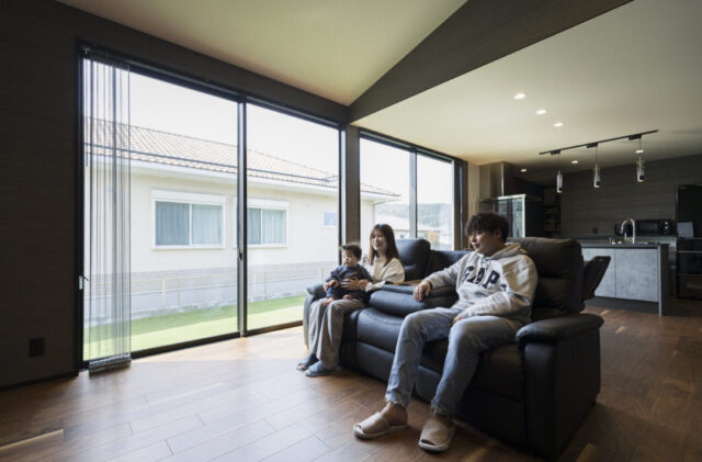 高級感と重厚感を兼ね備えたブラックモダンな平屋 - 国分ハウジング - リビング
