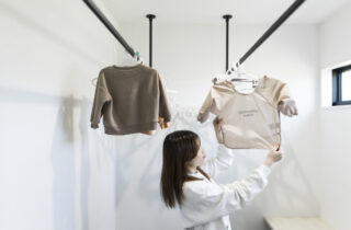高級感と重厚感を兼ね備えたブラックモダンな平屋 - 国分ハウジング - ドライルーム