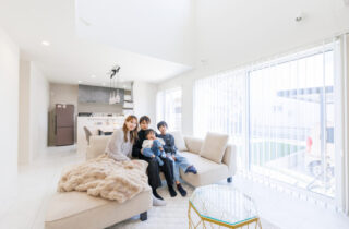 ほどよいラグジュアリー感のある開放的で落ち着く2階建て - 国分ハウジング - LDK